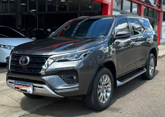 TOYOTA HILUX SW4 2.8 D-4D TURBO DIESEL SRX 4X4 AUTOMÁTICO TOYOTA HILUX SW4 2.8 D-4D TURBO DIESEL SRX 4X4 AUTOMÁTICO
